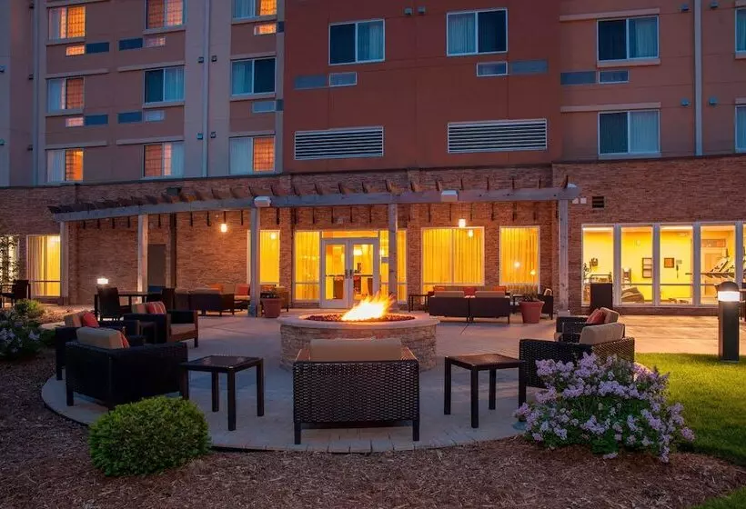 בית מלון כפרי Courtyard Milwaukee Airport