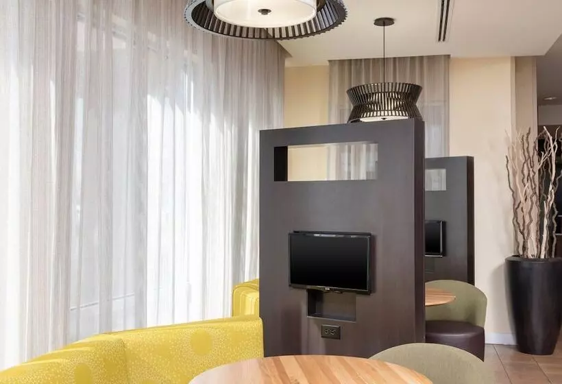 בית מלון כפרי Courtyard Milwaukee Airport