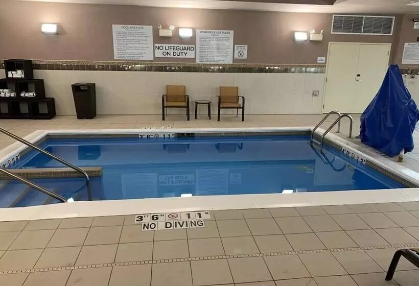 בית מלון כפרי Courtyard Milwaukee Airport