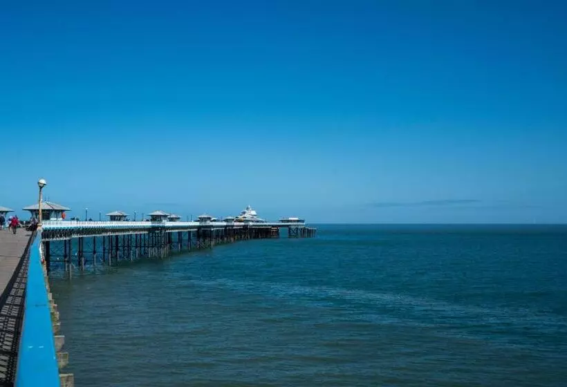 בית מלון כפרי The Central