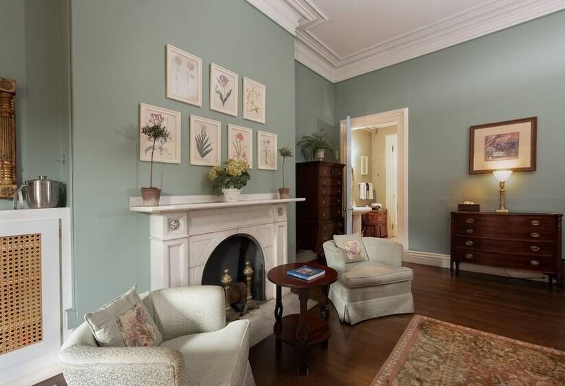 בית מלון כפרי The College Club Of Boston