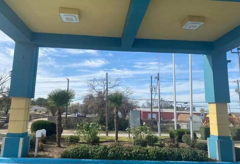 Hotelli Tropicana Inn And Suites