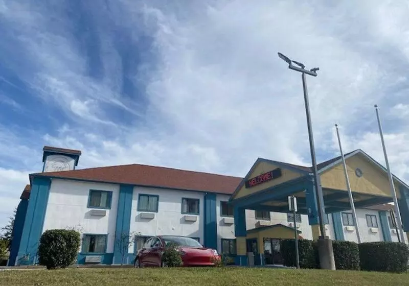 Hotelli Tropicana Inn And Suites