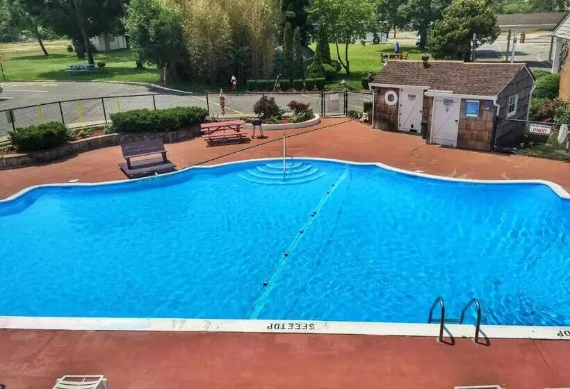 Motelli Budget Host East End Hotel In Riverhead