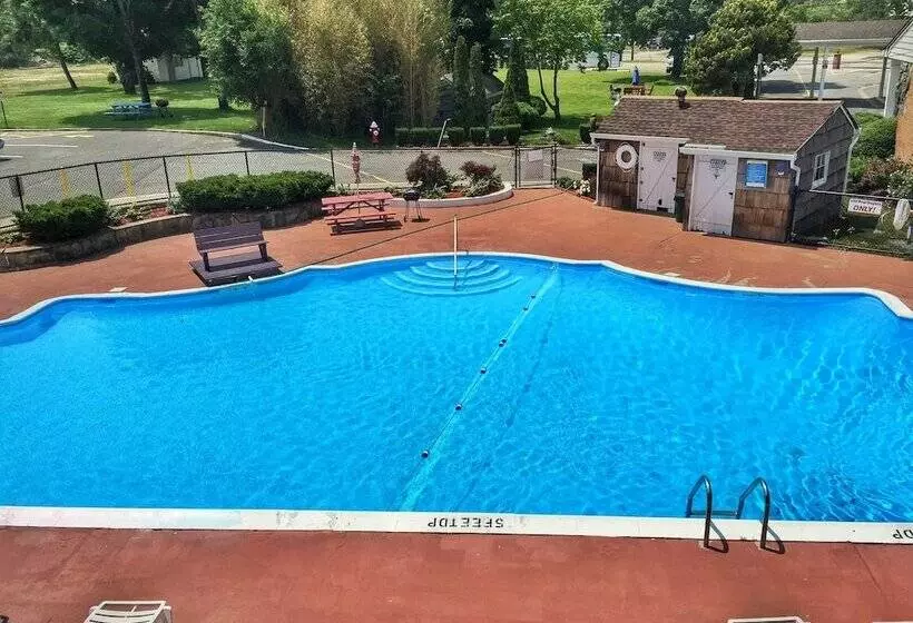 Motelli Budget Host East End Hotel In Riverhead