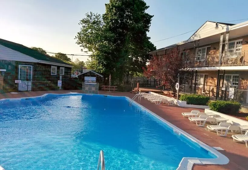 Motelli Budget Host East End Hotel In Riverhead