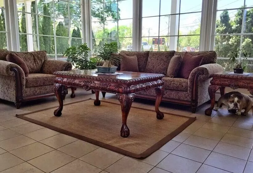 Motelli Budget Host East End Hotel In Riverhead