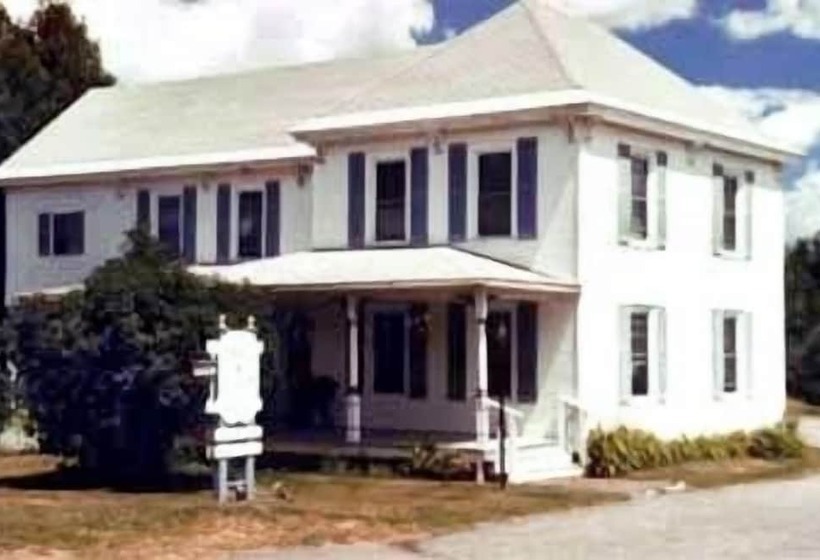 Spruce Lodge Bed & Breakfast & Guest Cottage