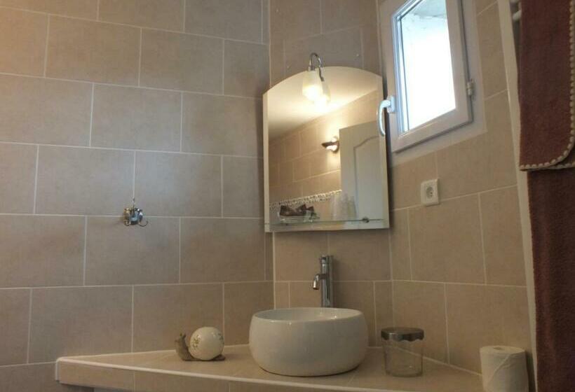 فندق Les Grillons Du Morvan