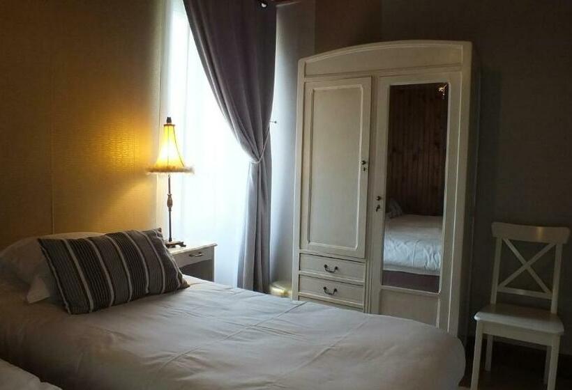 فندق Les Grillons Du Morvan