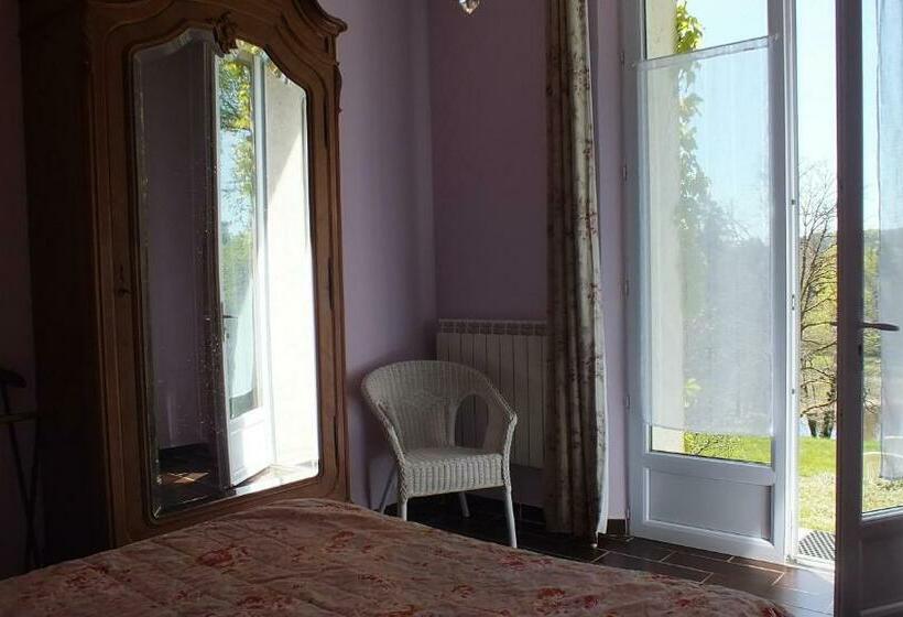 فندق Les Grillons Du Morvan