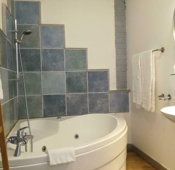 فندق Les Grillons Du Morvan