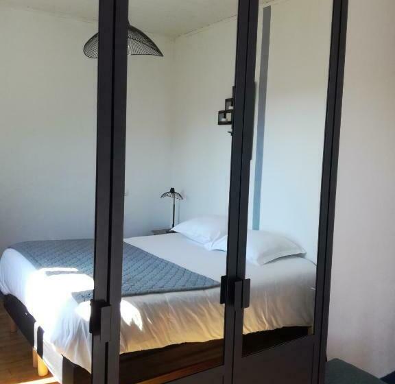 فندق Les Grillons Du Morvan