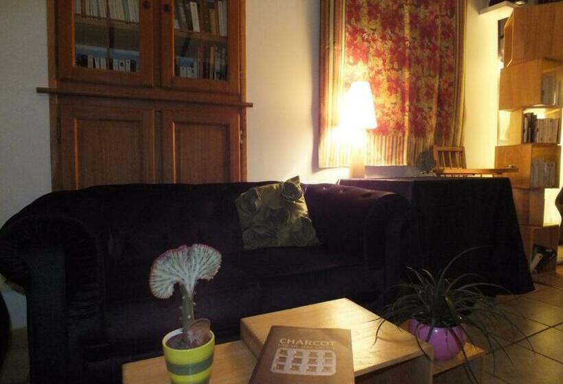 فندق Les Grillons Du Morvan