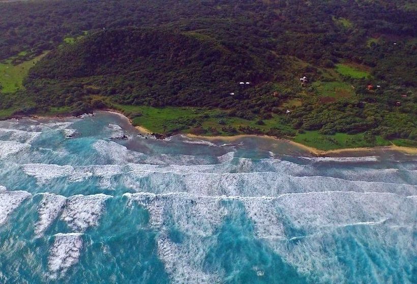 Camp Utila Village   Hostel