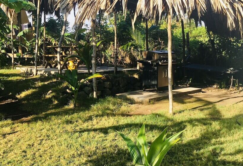 Camp Utila Village   Hostel