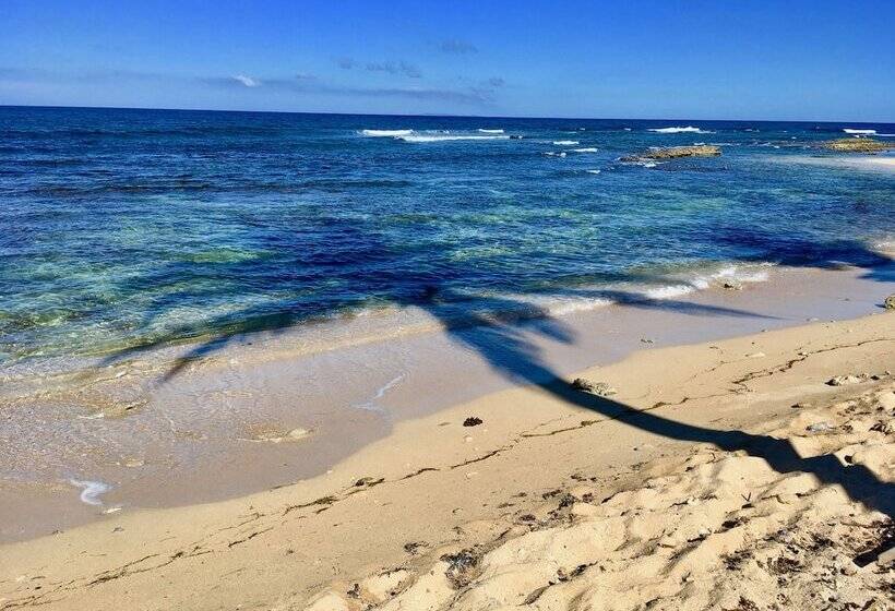 Camp Utila Village   Hostel