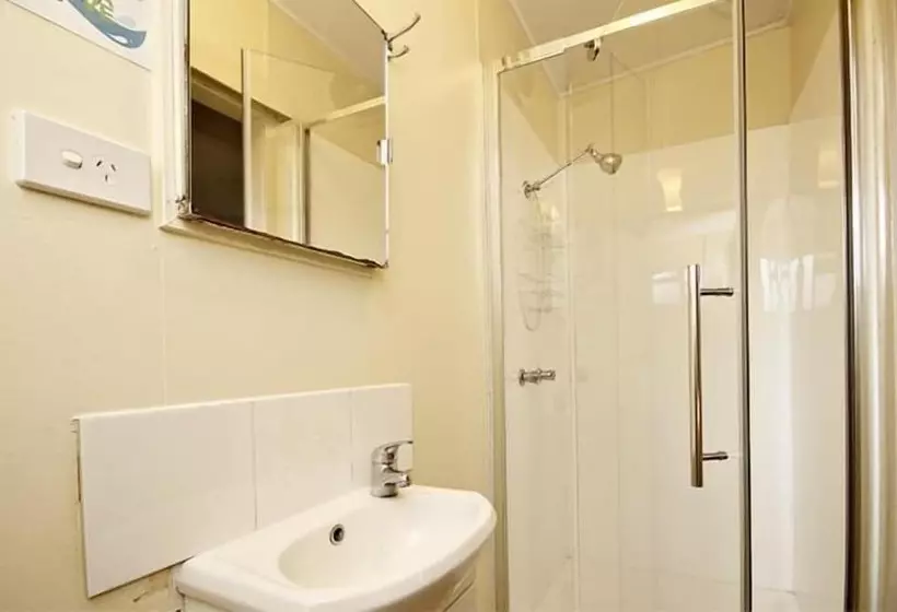 Hotel Mapleton Cabins & Caravan Park