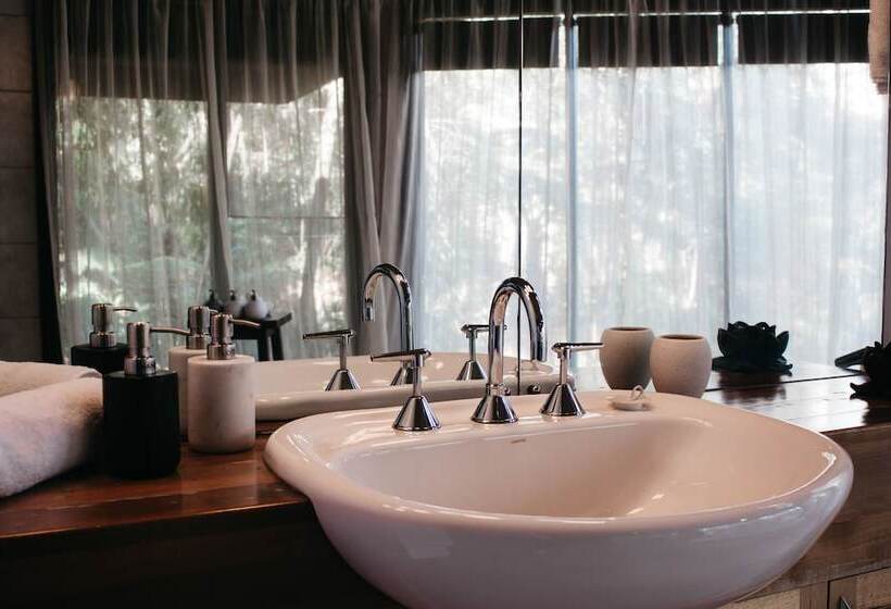 Woodlands Rainforest Retreat