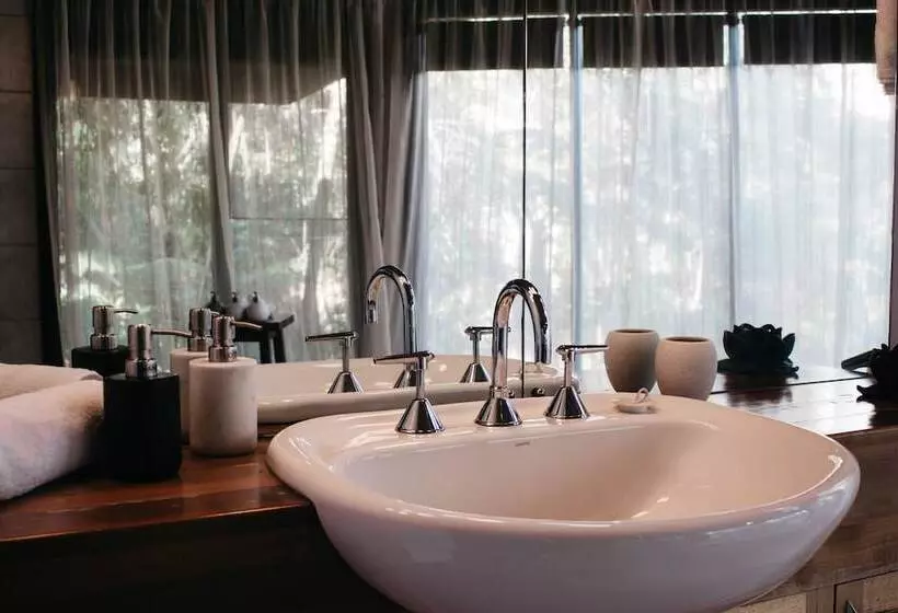 Woodlands Rainforest Retreat