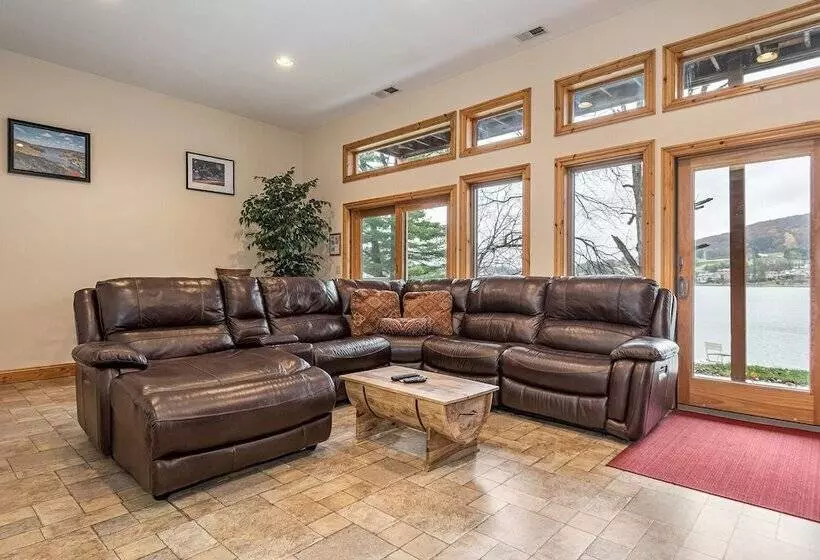Lakeside Lodge