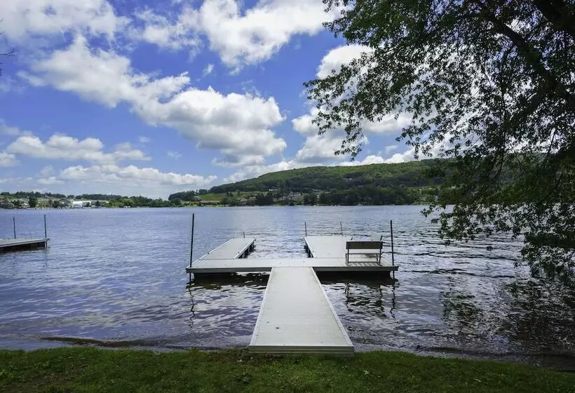 Lakeside Lodge