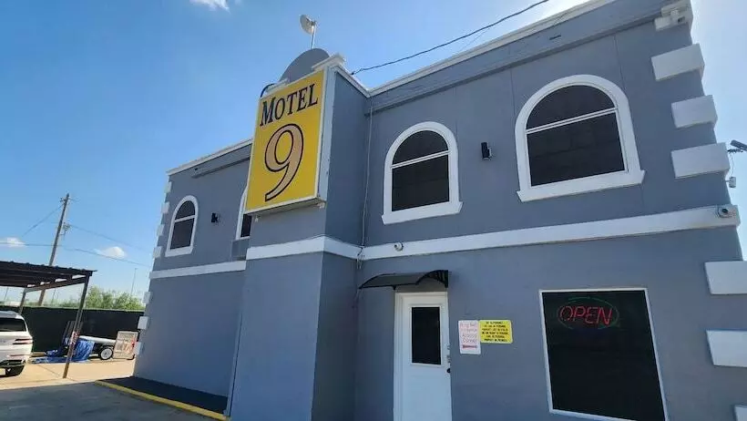 Motel 9