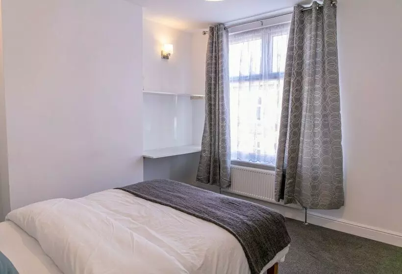 اقامتگاه Inviting 3bed House In Leicester