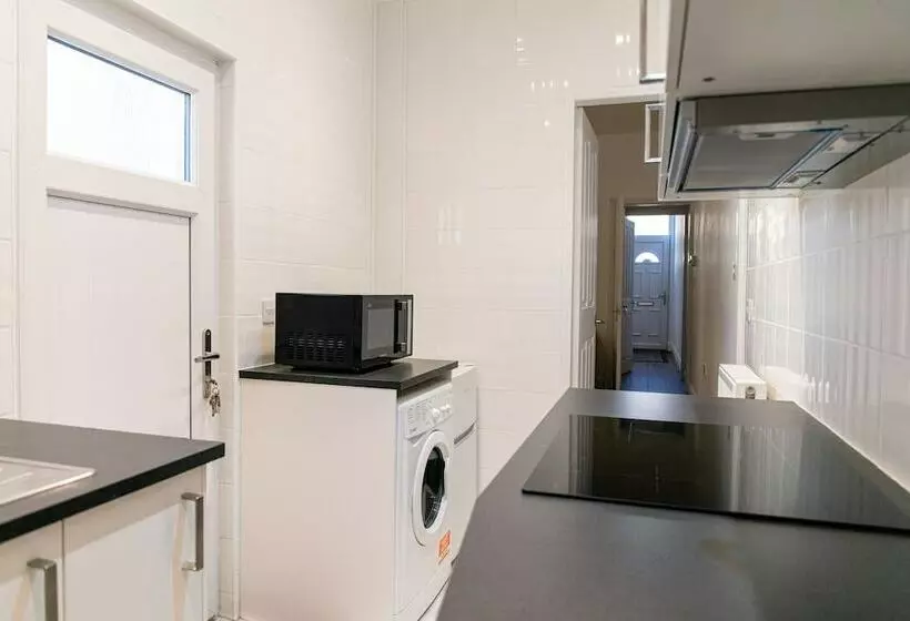 اقامتگاه Inviting 3bed House In Leicester