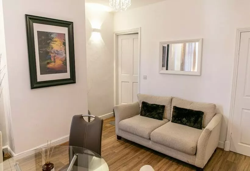 اقامتگاه Inviting 3bed House In Leicester