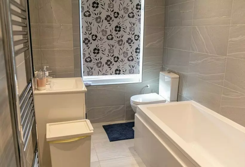 اقامتگاه Inviting 3bed House In Leicester
