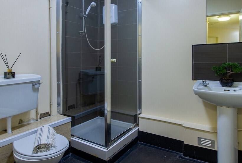 Comfy Rooms In Leicester Hostel