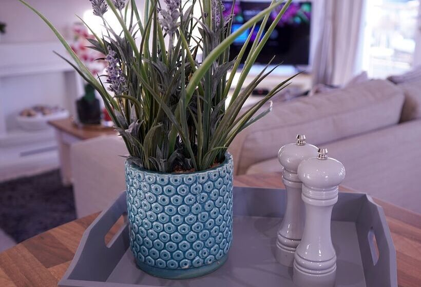 Отель Hollicarrs Bluebell Lodge