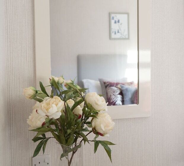 Отель Hollicarrs Bluebell Lodge