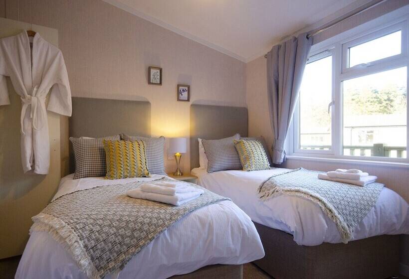 Отель Hollicarrs Bluebell Lodge