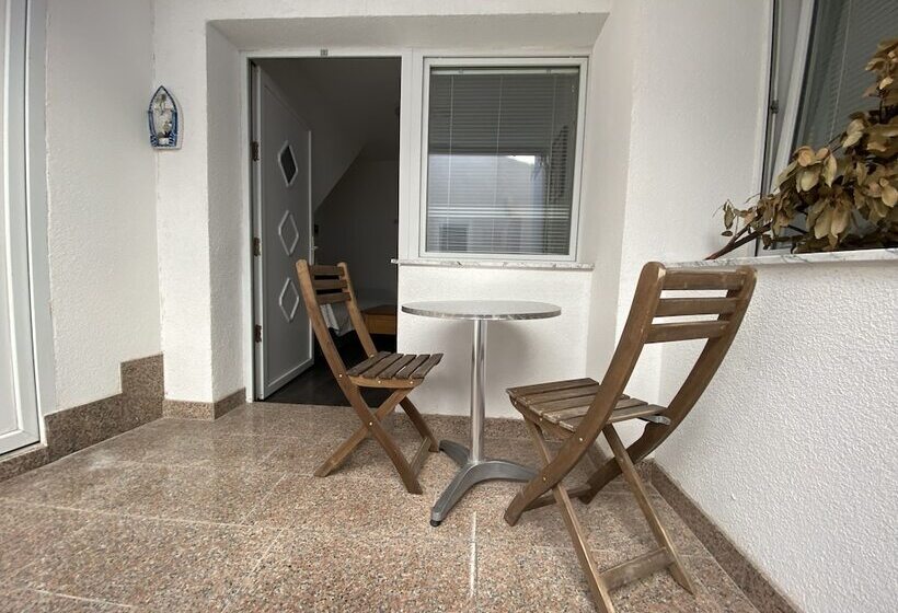 פנסיון Lighthouse Vodice