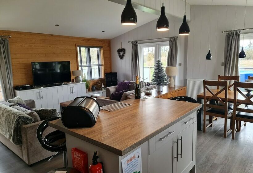 레지던스 Charming 3bed Lodge In Bury Saint Edmunds