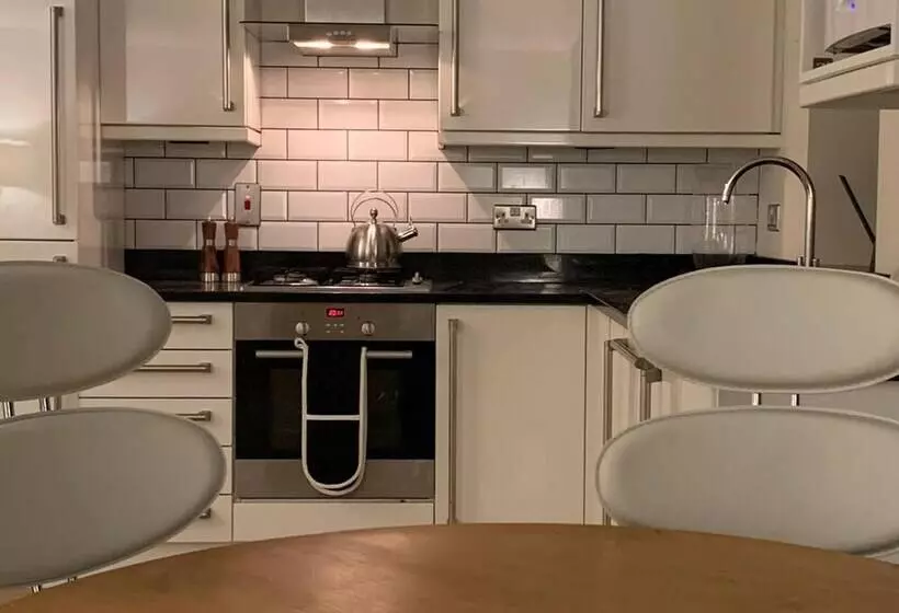 Cheerful 2 Bed Cottage With 2 Free Parking, Leeds