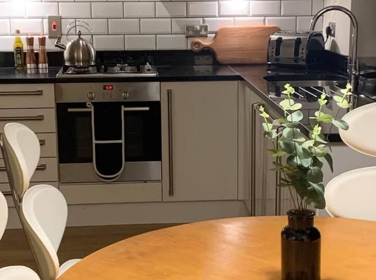 Cheerful 2 Bed Cottage With 2 Free Parking, Leeds