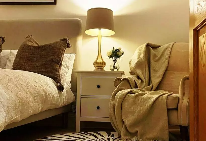 Cheerful 2 Bed Cottage With 2 Free Parking, Leeds