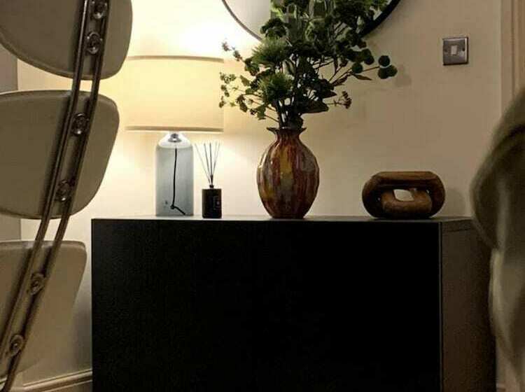 Cheerful 2 Bed Cottage With 2 Free Parking, Leeds