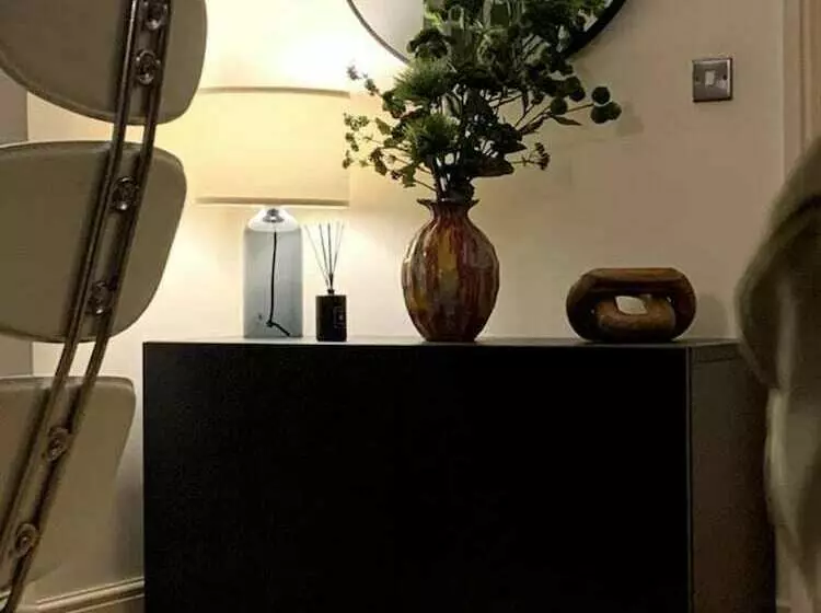 Cheerful 2 Bed Cottage With 2 Free Parking, Leeds