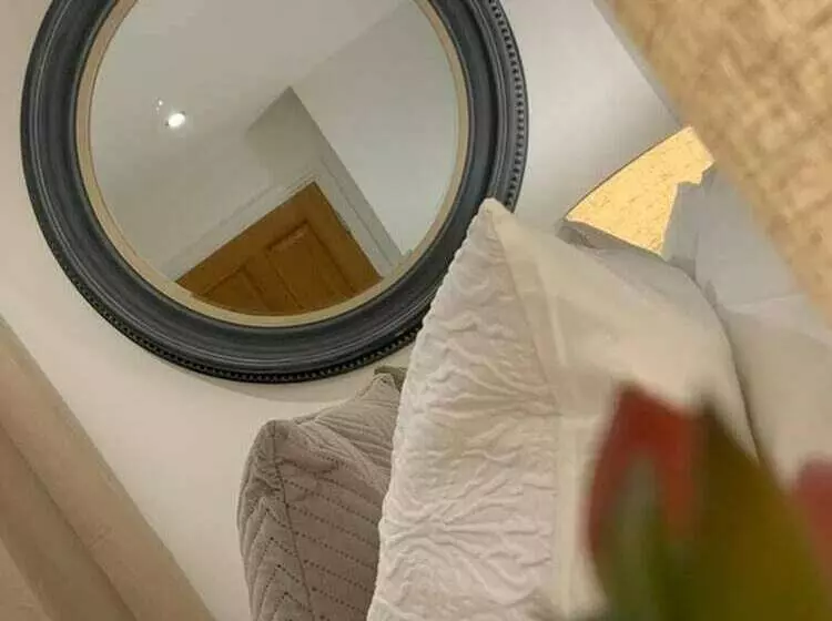 Cheerful 2 Bed Cottage With 2 Free Parking, Leeds