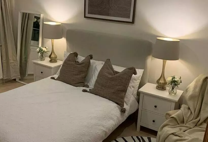 Cheerful 2 Bed Cottage With 2 Free Parking, Leeds