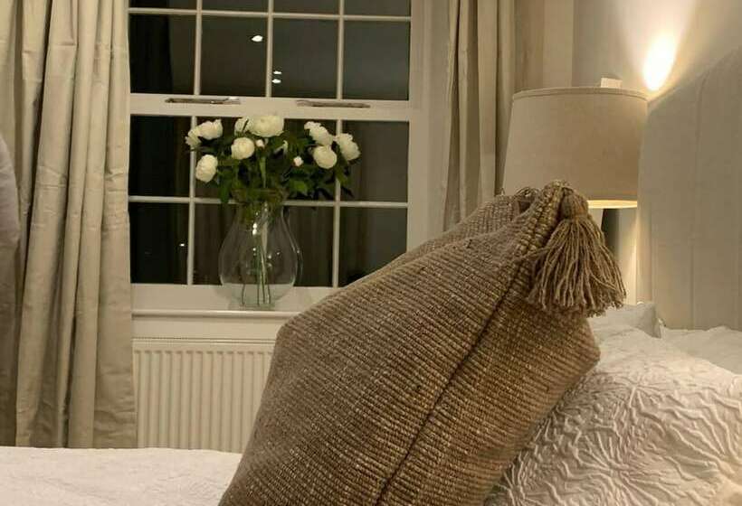 Cheerful 2 Bed Cottage With 2 Free Parking, Leeds