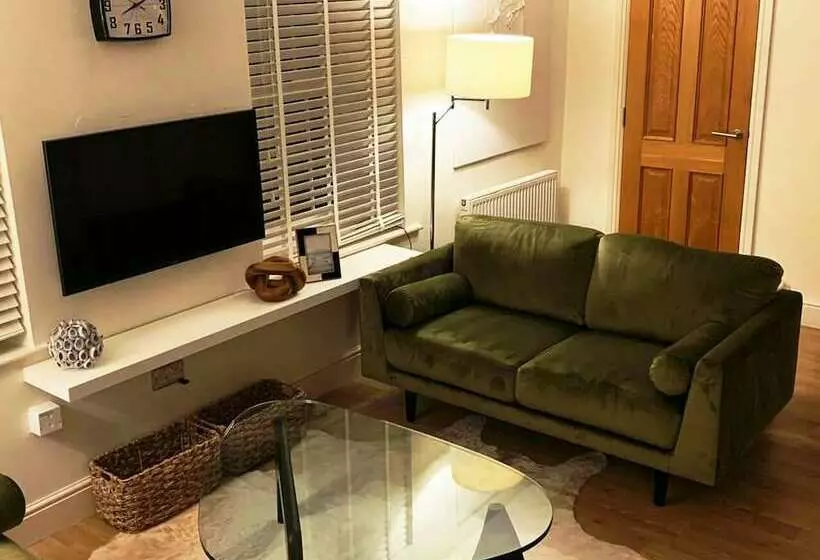 Cheerful 2 Bed Cottage With 2 Free Parking, Leeds