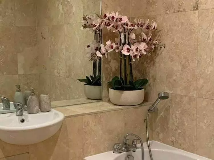 Cheerful 2 Bed Cottage With 2 Free Parking, Leeds