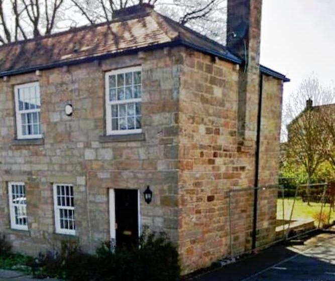 Cheerful 2 Bed Cottage With 2 Free Parking, Leeds