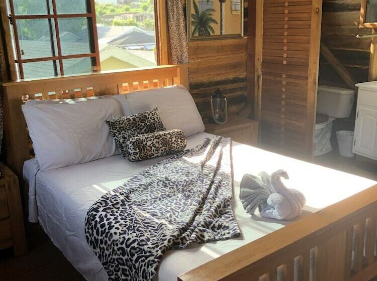 هتل The Blue Mahoe Treehouse