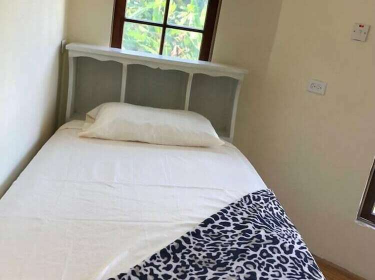 هتل The Blue Mahoe Treehouse